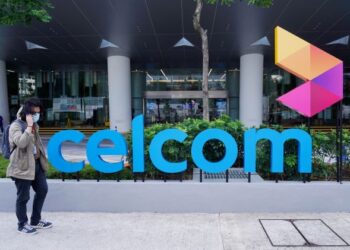 PENGGABUNGAN Celcom dan Digi bakal membentuk pengendali perkhidmatan mudah alih terbesar di
Malaysia. – UTUSAN/ FAUZI BAHARUDIN