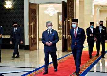 Yang di-Pertuan Agong, Al-Sultan Abdullah Ri’ayatuddin Al-Mustafa Billah Shah berkenan menerima menghadap Tengku Zafrul Abdul Aziz (tengah) berkenaan penyediaan Belanjawan 2021 di Istana Negara, kelmarin. – FACEBOOK ISTANA NEGARA