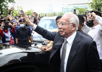 NAJIB Tun Razak ketika hadir perbicaraan rayuan sabitan dan hukuman penjara berhubung penyelewengan dana SRC International Sdn. Bhd. berjumlah RM42 juta di Mahkamah Persekutuan. - UTUSAN/FAIZ ALIF AHMAD ZUBIR