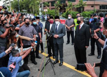 Presiden PKR, Datuk Seri Anwar Ibrahim (tengah) bersama Presiden Parti Amanah Negara (AMANAH), Mohamad Sabu (kiri) dan Setiausaha Agung DAP, Lim Guan Eng bercakap kepada para pengamal media selepas sesi menghadap Yang di-Pertuan Agong Al-Sultan Abdullah Ri’ayatuddin Al-Mustafa Billah Shah di perkarangan Pintu Dua Istana Negara pada 17 Ogos 2021. -UTUSAN/AFIQ RAZALI