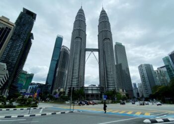 RAKYAT perlu bersatu padu mengurangkan kes jangkitan Covid-19 supaya ekonomi negara boleh terus pulih. - GAMBAR HIASAN