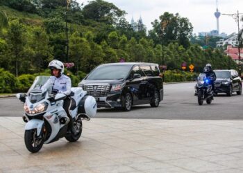 KENDERAAN yang dipercayai membawa Perdana Menteri, Tan Sri Muhyiddin Yassin tiba di Istana Negara pada jam 2.30 petang untuk menghadap Yang Di-Pertuan Agong Al-Sultan Abdullah Ri'ayatuddin Al-Mustafa Billah Shah hari ini. UTUSAN/AFIQ RAZALI