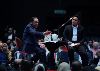 ANWAR Ibrahim menyampaikan amanat kepada mahasiswa pada Program Cakna Madani bersama pelajar tajaan Jabatan Perkhidmatan Awam (JPA) di institusi pendidikan tinggi di UKM, Bangi, Selangor. - UTUSAN/AMIR KHALID