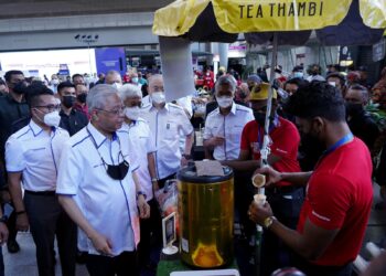 Datuk Seri Ismail Sabri Yaakob melawat gerai jualan  Tea Thambin yang dibantu melalui pakej transit untuk pengusaha industri kecil dan sederhana selepas melancarkan pas perjalanan Keluarga Malaysia di Stesen KL Sentral semalam. -FOTO/FAUZI BAHARUDIN