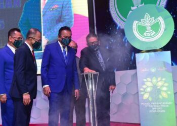 ABD. Latiff Ahmad menyempurnakan gimik pelancaran pada Majlis Pelancaran Model Perancangan Strategik RISDA (MPSR 2021-2025) di Kuala Lumpur, baru-baru ini. Turut mengiringi, Mohd. Salim Mohd. Sharif (tiga, kiri). – Ihsan KOMUNIKASI KORPORAT RISDA