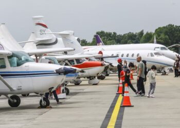 IBU bapa tidak melepaskan peluang membawa keluarga melihat pameran pada Selangor Aviation Show (SAS) 2022 di Skypark Regional Aviation Centre (RAC) Bukit Jelutong, Shah Alam hari ini. SAS 2022 ini akan berlangsung selama tiga hari bermula hari ini sehingga 10 September 2022 dan akan mempamerkan 29 kapal terbang termasuk helikopter. Pameran selama tiga hari ini akan dipenuhi dengan pelbagai program menarik termasuk forum industri, pembentangan, aktiviti kerjasama dan program pembelajaran untuk pelajar dalam pengajian penerbangan termasuk joyride untuk orang ramai. UTUSAN/AFIQ RAZALI