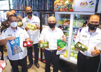 Alexander Nanta Linggi (kiri), Ronald Kiandee (dua kanan) pada majlis pelancaran program Segar @ Mesra di stesen minyak Petronas Prima Saujana 2 Kajang, semalam.– utusan/FAUZI BAHARUDIN