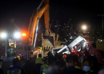 ANGGOTA penyelamat ketika melakukan kerja-kerja menyelamat mangsa yang tertimbus dalam operasi cari dan selamat kejadian tanah runtuh yang berlaku di Taman Bukit Permai 2, Ampang, semalam. - FOTO/SHIDDIEQIIN ZON