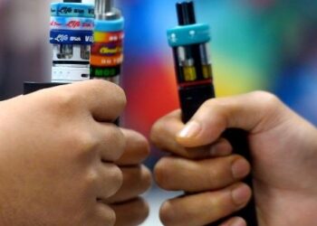 Menteri Kesihatan, Khairy Jamaluddin baru-baru ini mengumumkan akan menggubal akta baharu bagi mengawal ketat isu penjualan produk vape di pasaran tempatan. - GAMBAR HIASAN