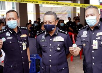 SAIFUL Azly Kamaruddin bersama pegawai polis yang sudah menerima suntikan vaksin pada majlis pelancaran Suntikan Vaksin Covid-19 Polis Kuala Lumpur di Klinik Kesihatan Jinjang, Kuala Lumpur hari ini. -UTUSAN/FAUZI BAHARUDIN