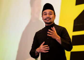 Radz Mohd. menyampaikan taklimat pada Majlis Pelancaran Zero Kos Marketing- Edisi Khas Bina Bisnes Berjaya, di sini, hari ini. -UTUSAN/MOHD FARIZWAN HASBULLAH