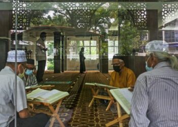 PANDEMIK Covid-19 menyebabkan bilangan jemaah yang boleh hadir solat fardu adalah terhad selain program pengajian terpaksa dijalankan secara dalam talian. – GAMBAR HIASAN