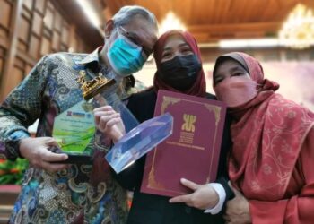 DR. HANNAH Alam Faizli diraikan ibu dan bapanya selepas merangkul enam Anugerah Kecemerlangan Fakulti Perubatan Veterinar, UMK di Pengkalan Chepa, Kelantan, baru-baru ini.