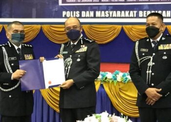 SHAFIEN Mamat (tengah) menyerahkan sijil penghargaan kepada Abdul Rahim Daud sambil diperhatikan Mohd. Suhaimi Ali di IPD Kota Bharu, Kelantan, hari ini. - FOTO/ROSLIZA MOHAMED