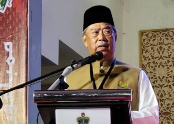 MUHYIDDIN Yassin semasa menyampaikan ucapan pada Himpunan Penyatuan Ummah Sambutan 32 Tahun Pentadbiran Membangun Bersama Islam di Dataran Warisan Stadium Sultan Muhammad IV, Kota Bharu, Kelantan, malam tadi. - FOTO/MUSTAQIM MOHAMED