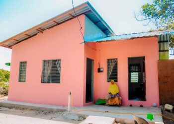 SARAH Jusoh di depan rumah baharunya di Kampung Chat Rimau, Tanah Merah, Kelantan. - UTUSAN/BAHRUDDIN HATTA