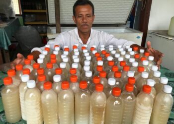 MAT Yasin menunjukkan sebahagian daripada  air tuak yang dijual sepanjang Ramadan di Kampung Setia Jaya, Jalan PCB, Kota Bharu. Kelantan- UTUSAN/ ROSLIZA MOHAMED