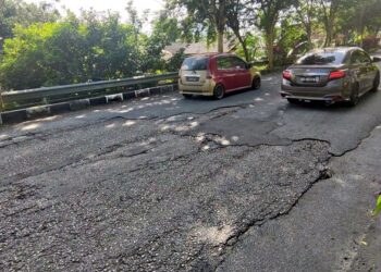 KEADAAN Jalan Raja Perempuan Zainab II di Kota Bharu yang berlubang, tidak rata dan beralun sehingga digelar ‘akok berkedut’. - FOTO/ZULHANIFA SIDEK