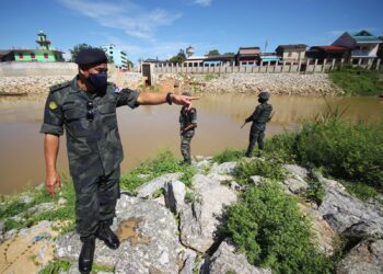 Pegawai PGA AZHARI Nusi turun padang meninjau kawalan di pangkalan haram yang terdapat di tebing Sungai Golok, Rantau Panjang pada 4 Mei 2021. - UTUSAN/ZULHANIFA SIDEK