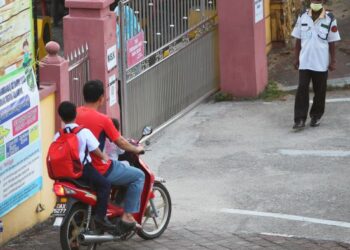 IBU BAPA masih menghantar anak di SK Pasir Pekan, Tumpat semalam kerana tidak menerima makluman awal mengenai penutupan sekolah di tujuh daerah di Kelantan selama seminggu. - UTUSAN/ZULHANIFA SIDEK