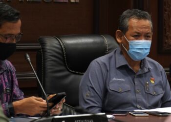 AMINUDDIN Harun dalam sidang akhbar selepas mempengerusikan Mesyuarat Jawatankuasa Kerja Keselamatan Negeri (JKKN) Khas Covid-19 di Wisma Negeri, Seremban hari ini. - UTUSAN/BADRUL HAFIZAN MAT ISA