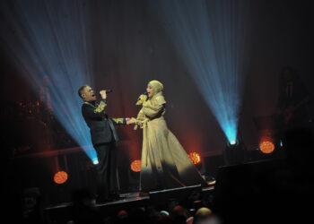 SYAMEL dan Ernie ketika beraksi dalam Konsert Aku Cinta.