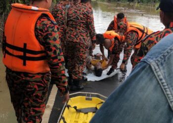 MAYAT Ikmal Hakimi Mahasan ditemukan kira-kira 50 meter dari lokasi kereta Perodua Viva yang dipandunya.-  IHSAN BOMBA