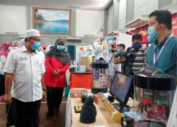 ALIAS Razak (kiri) melawat gerai pameran dalam Program Sukarelawan Kospen Terengganu dan Sambutan Hari Jantung Sedunia Peringkat Kebangsaan di Kuala Berang, Hulu Terengganu hari ini. - FOTO/NOOR HAYATI MAMAT