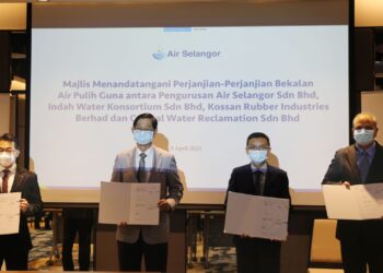 (Dari kiri) Pengarah Central Water Reclamation Sdn. Bhd., Kevin Lee; Pengarah Urusan Kumpulan/Ketua Pegawai Eksekutif Kossan Rubber Industries Berhad, Tan Sri Lim Kuang Sia; Ketua Pegawai Eksekutif Air Selangor, Suhaimi Kamaralzaman dan Ketua Pegawai Eksekutif Indah Water Konsortium Sdn. Bhd., Narendran Maniam selepas selesai majlis menandatangani perjanjian bekalan air pulih guna antara Pengurusan Air Selangor Sdn. Bhd., Indah Water Konsortium Sdn. Bhd, Kossan Rubber Industries Berhad dan Central Water Reclamation Sdn. Bhd.