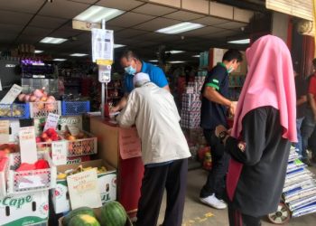 ORANG ramai mula membeli barang keperluan terutama bekalan makanan untuk kegunaan dalam tempoh PKPB yang bermula esok.