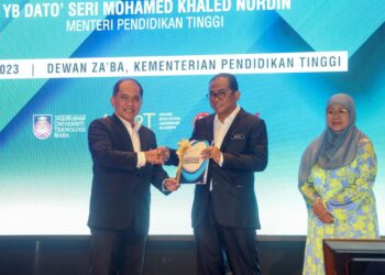 Mohamed Khaled Nordin bersama Pengarah Akademi Kepimpinan Pendidikan Tinggi, Datuk Prof. Dr. Nasrudin Mohammed (kiri) dan Naib Canselor Universiti Teknologi MARA, Datuk Prof. Dr. Roziah Mohd Janor (kanan) pada majlis Suai Tugas Strategik Ahli Lembaga Pengarah Awam (SOfBoD) di Putrajaya, semalam. – Utusan/FAISOL MUSTAFA