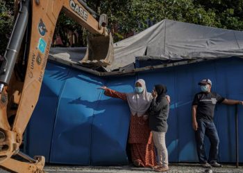 SEBAHAGIAN peniaga yang kecewa dan sedih apabila Pegawai Penguatkuasa Majlis Bandaraya Subang Jaya melakukan kerja-kerja perobohan gerai peniaga ketika operasi MBSA di sekitar Taman Puchong Permai di sini hari ini. -UTUSAN/ AMIR KHALID