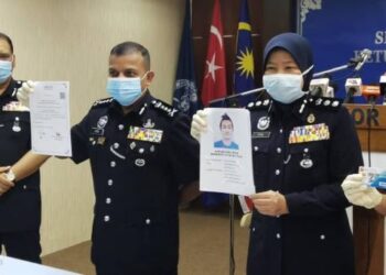 Ayob Khan Mydin Pitchay (dua dari kin) menunjukkan gambar suspek ketua sindiket Muhammad Raif Lee Abdullah, 38, yang sedang diburu polis.-UTUSAN/BAZLAN IBRAHIM