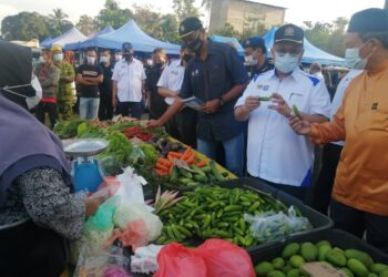 ALEXANDER (dua dari kanan) melakukan tinjauan dan melancarkan penguatkuasaan prihatin di Pasar Bukit Diman, Hulu Terengganu, Terengganu hari ini. - UTUSAN/NOOR HAYATI MAMAT