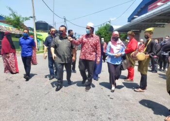 ALEXANDER Nanta Linggi (kiri) bersama Ismail  Ahmad meninjau kilang Syarikat HPA Industries Sdn. Bhd sempena Majlis Penyerahan Sijil Logo Buatan Malaysia di Jejawi, Kangar, Perlis, hari ini.