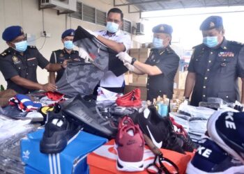 MOHD. Ridzuan Ab. Ghapar (tengah) bersama pegawainya melupuskan sebanyak 109 kes barang rampasan pelbagai berjenama dengan nilai kesuluruhan RM1,007,185 dalam sidang akhbar di Bukit Mertajam, Pulau Pinang hari ini. - FOTO/AMIR IRSYAD OMAR