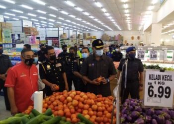 Rosol Wahid (dua, kanan) bersama Azman Adam (dua kiri) memeriksa harga tomato di sebuah pasar raya di Jalan Lama Kuala Selangor, Sabak Bernam, Selangor hari ini-UTUSAN/MOHAMAD NAUFAL MOHAMAD IDRIS