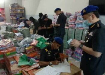 BEBERAPA anggota penguat kuasa PPDNHEP Pulau Pinang memeriksa sebuah premis yang menjual pakaian disyaki tiruan di Butterwoth semalam.