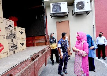 NORAINI Ahmad memeriksa penghantaran barangan makanan kepada pelajar-pelajar IPT melalui projek
Food Bank Siswa.