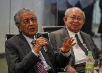 TENGKU Razaleigh Hamzah ketika bersama Dr. Mahathir Mohamad dalam sidang akhbar mengenai perpaduan Melayu di Yayasan Al-Bukhary, Jalan Perdana di Kuala Lumpur tahun lepas.