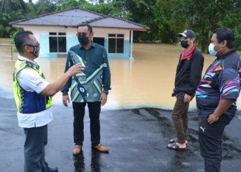 MOHD. Faizal Abdul Manap (dua dari kiri) dan Amran (kiri) meninjau beberapa lokasi terjejas banjir di Taman Fatimah Permai di Kuala Pilah pagi ini.-UTUSAN/ZAKKINA WATI AHMAD TARMIZI