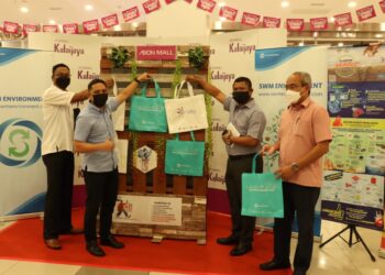 NATAZHA Hariss (dua kiri) bersama Mohd. Norlisam Mohd. Nordin (dua kanan) ketika Program Kempen Jangan Gunalah Beg Plastik Sekali Guna sempena sambutan Hari Kitar Semula Peringkat Negeri di AEON Mall Kulai, Johor.