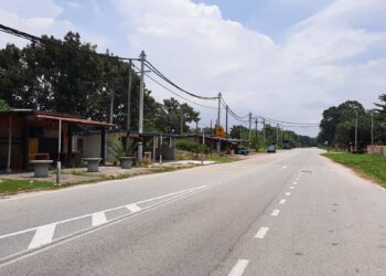 SUASANA lengang di Sungai Karangan, Kulim selepas penduduk melaksana  sendiri 'lockdown' untuk mengelakkan dijangkiti Covid-19 bagi Kluster Tawar. - UTUSAN/AMIR IRSYAD OMAR