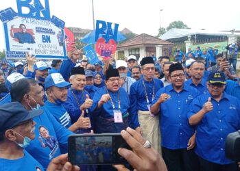 PENYOKONG BN dan PN di Parlimen Putrajaya saling berentap dengan sorakan dan nyanyian semangat bagi meraikan calon masing-masing di Putrajaya. - UTUSAN/MOHD HUSNI MOHD NOOR