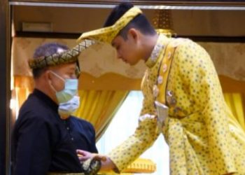 TENGKU Hassanal Ibrahim Alam Shah Al-Sultan Abdullah Ri’ayatuddin Al-Mustafa Billah Shah berkenan mengurniakan pingat kepada Datuk Pengelola Bijaya Diraja Istana Negara, Datuk Ahmad Fadil Shamsuddin di Balairung Seri, Istana Abu Bakar Pekan, Pahang, semalam.