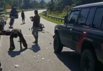 TANGKAP layar rakaman video memaparkan orang ramai membantu mengutip duit yang bertaburan di jalan dipercayai miik seorang penoreh getah yang maut dalam kemalangan di KM 68, Jalan Jeniang-Sik/Pedu dekat Kampung Landai, Belantik, di Sik hari ini.