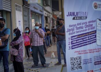 ORANG ramai beratur menunggu giliran untuk berurusan di kaunter Kumpulan Wang Simpanan Pekerja (KWSP) Cawangan Kajang, Selangor, Mac lalu berhubung permohonan pengeluaran i-Sinar. – UTUSAN/MUHAMAD IQBAL ROSLI