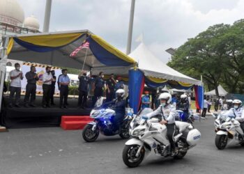 WEE Ka Siong (lima kiri) melakukan ‘flag off’ Op Bersepadu dan Kempen Keselamatan Jalan Raya sempena Hari Raya Aidilfitri tahun 2022 di Dataran Putrajaya. - UTUSAN/FAISOL MUSTAFA