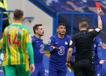 PENGADIL, David Coote  melayangkan kad merah kepada pertahanan Chelsea, Thiago Silva (dua dari kanan) dalam aksi Liga Perdana Inggeris di Stamford Bridge, London hari ini. - AFP