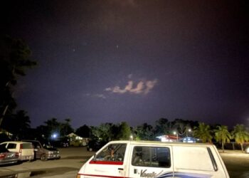 KALIMAH Allah yang dirakam di langit ketika di Pasar Borong Gong Pauh di Kuala Terengganu, awal pagi ini. 